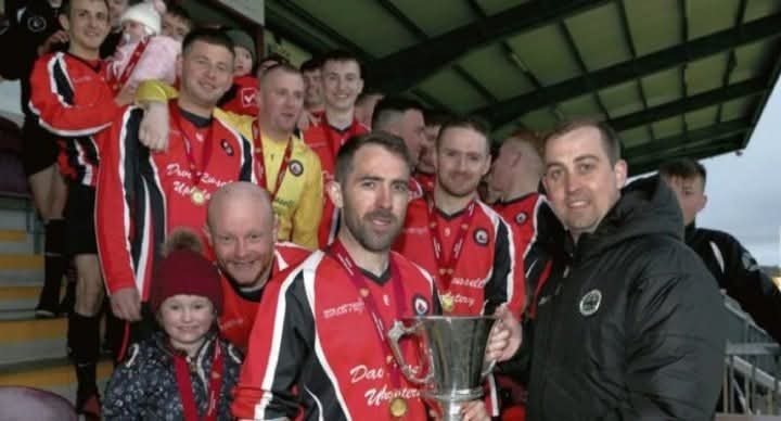 An fhoireann agus óige an chlub ag ceiliúradh le corn, 2018